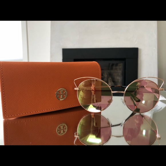 Sam Edelman Accessories - Tory Burch Case w/ Sam Edelman Sunglasses